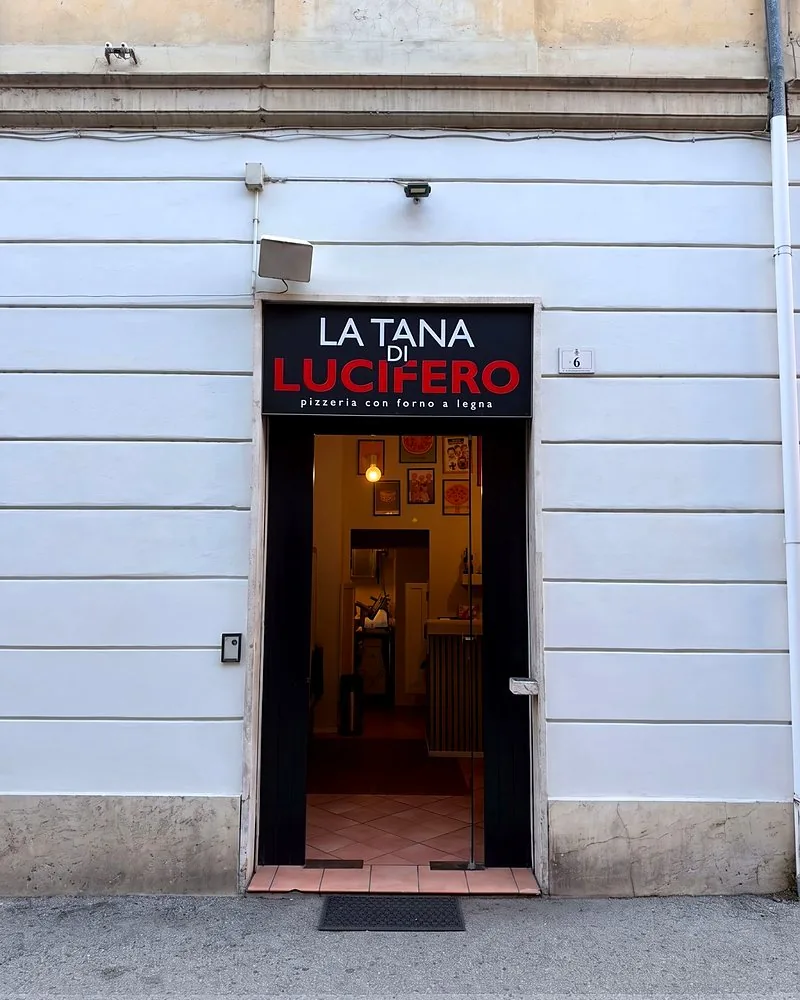 L'ingresso della Tana di Lucifero in via Roberto Campana 6, con l'insegna