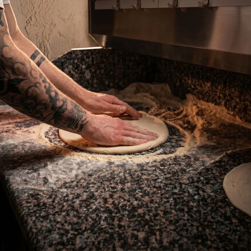 Pizzaiolo che stende l'impasto