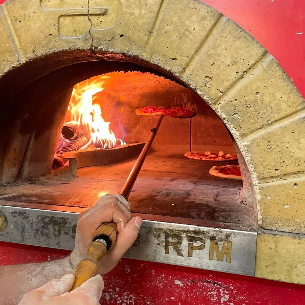 Pizze nel forno a legna