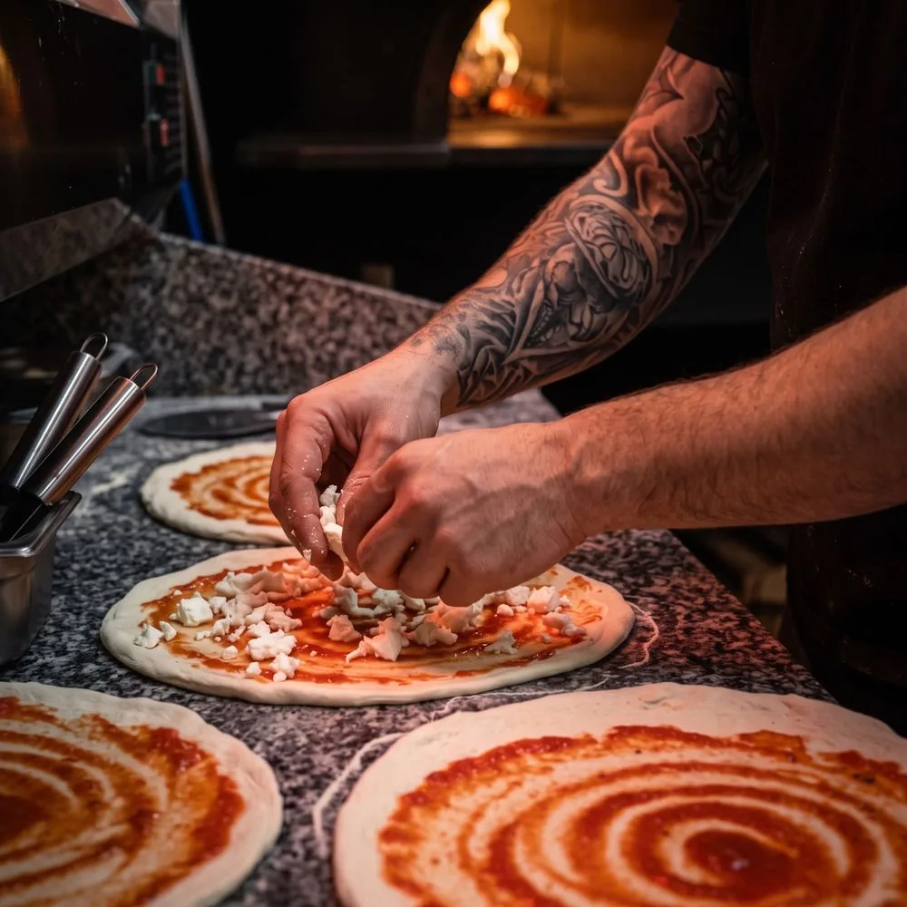 Mozzarella sulle basi al pomodoro