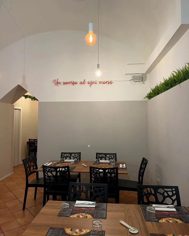 La sala con la scritta luminosa: Un sorriso ad ogni morso