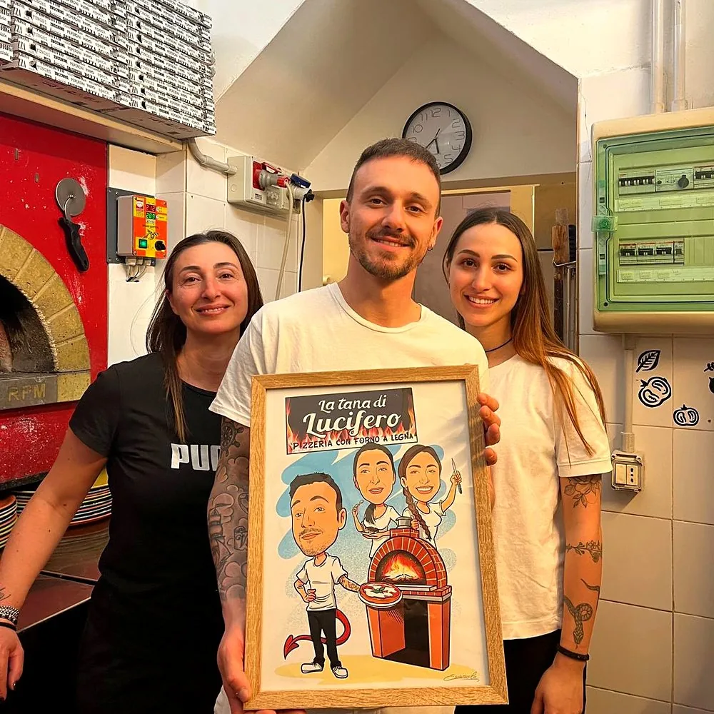 Andrea, Cinzia e Veronica in cucina con la caricatura della Tana di Lucifero